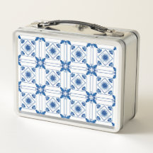 Een metalen lunchdoos met een blauwe en witte