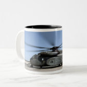 Een MH-53E Zee Dragon helikopter Tweekleurige Koffiemok (Voorkant links)