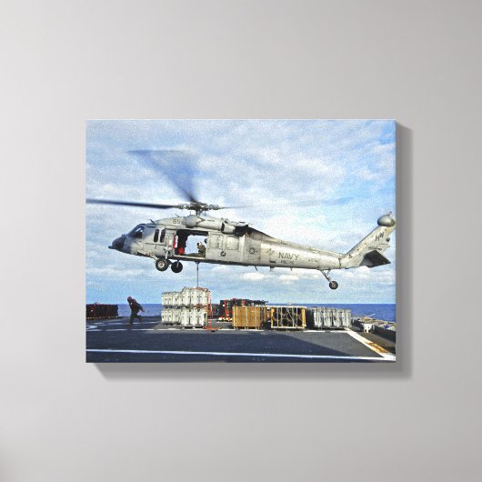 Een MH-60S Seahawk bereidt zich voor om munitie te Canvas Afdruk (Voorkant)