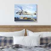 Een MH-60S Seahawk bereidt zich voor om munitie te Canvas Afdruk (Insitu (Slaapkamer))