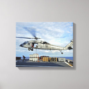 Een MH-60S Seahawk bereidt zich voor om munitie te Canvas Afdruk