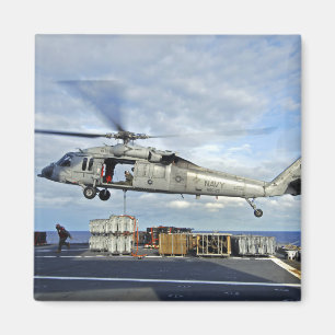 Een MH-60S Seahawk bereidt zich voor om munitie te Magneet