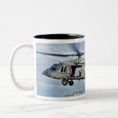 Een MH-60S Seahawk bereidt zich voor om munitie te Tweekleurige Koffiemok (Links)