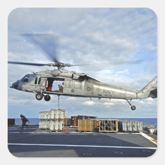 Een MH-60S Seahawk bereidt zich voor om munitie te Vierkante Sticker (Voorkant)
