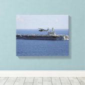 Een MH-60S Seahawk-helikopter Canvas Afdruk (Insitu (Houten vloer))