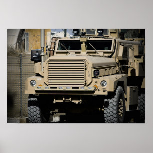 Een mijnbestendig, tegen hinderen beschermd voertu poster