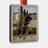 Een militaire werkhond zit op een M2A3 Metalen Ornament (Rechts)