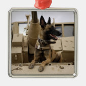 Een militaire werkhond zit op een M2A3 Metalen Ornament (Voorkant)