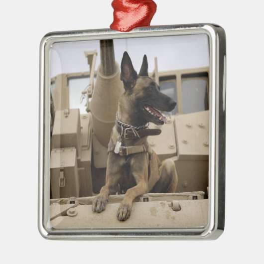 Een militaire werkhond zit op een M2A3 Metalen Ornament (Links)