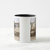 Een militaire werkhond zit op een M2A3 Mok (Midden)