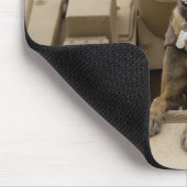 Een militaire werkhond zit op een M2A3 Muismat (Hoek)