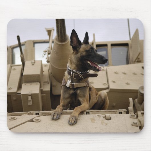 Een militaire werkhond zit op een M2A3 Muismat (Voorkant)