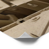 Een militaire werkhond zit op een M2A3 Poster (Hoek)