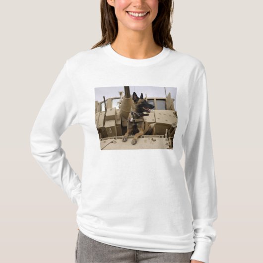Een militaire werkhond zit op een M2A3 T-shirt (Voorkant)