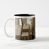 Een militaire werkhond zit op een M2A3 Tweekleurige Koffiemok (Links)