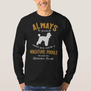 Een miniatuur poel zijn t-shirt