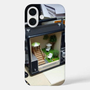 Een miniatuur radio scene iPhone 16 hoesje