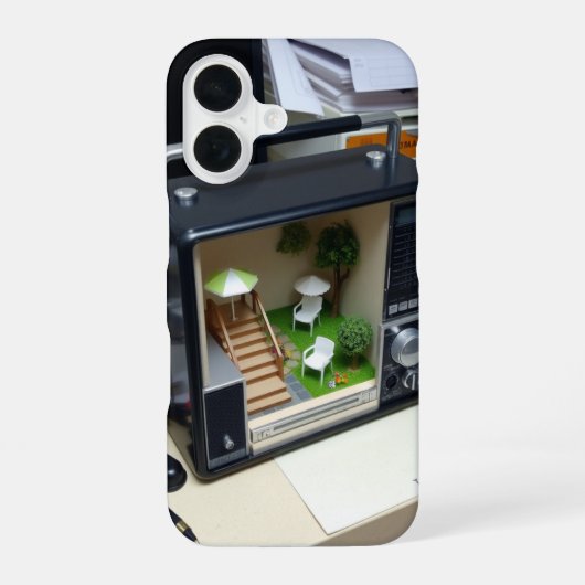 Een miniatuur scène radio iPhone 16 hoesje (Achterkant)