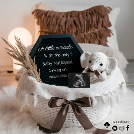 Een minimale genderneutrale zwangerschapsaankondig kaart