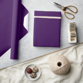 Een minimalistische paarse achtergrond met subtiel cadeaupapier