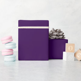 Een minimalistische paarse achtergrond met subtiel cadeaupapier