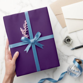 Een minimalistische paarse achtergrond met subtiel cadeaupapier