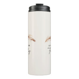 Een modern, natuurlijk pampas grasgeschenkdeeg thermosbeker