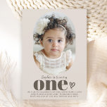 Een moderne minimale foto 1e verjaardag kaart<br><div class="desc">Een schattige verjaardagsfeestuitnodiging voor een klein meisje dat er een wordt, dit eenvoudige moderne ontwerp in een neutrale boho ivoor beige kleur legt de nadruk op uw mooie kind als ze zich voorbereiden op hun eerste verjaardagsfeestje. Het unieke ovale lijst heeft een fotosjabloon om te personaliseren met de verticale foto...</div>
