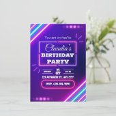 Een moderne verjaardagsuitnodiging informatiekaartje (Staand voorkant)
