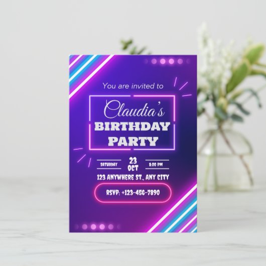 Een moderne verjaardagsuitnodiging informatiekaartje (Staand voorkant)