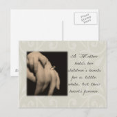 Een moeder bewaart haar kinderhanden briefkaart (Voorkant / Achterkant)