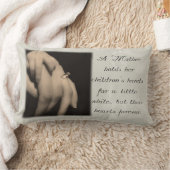 Een moeder houdt haar kinderhandlanger vast kussen (Deken)