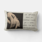 Een moeder houdt haar kinderhandlanger vast kussen (Achterkant)