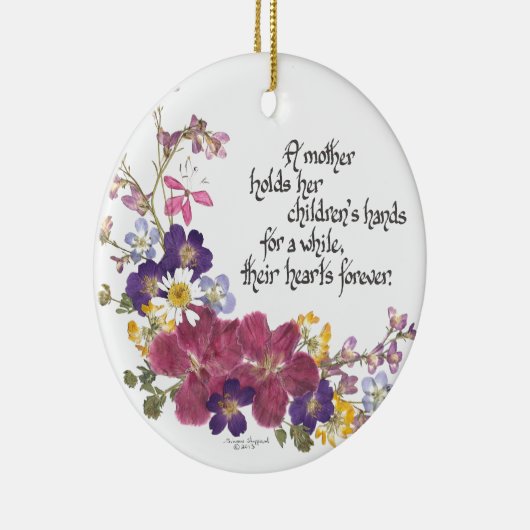 Een moeder houdt het hart van een kind vast keramisch ornament (Rechts)