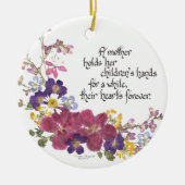 Een moeder houdt het hart van een kind vast keramisch ornament (Voorkant)