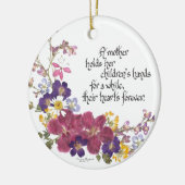 Een moeder houdt het hart van een kind vast keramisch ornament (Links)