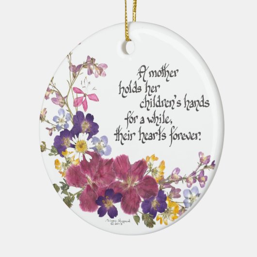 Een moeder houdt het hart van een kind vast keramisch ornament (Links)
