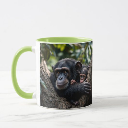 Een moeder houdt op haar baby. mok (Links)