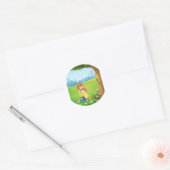 Een moeder knuffelt haar dochter onder de boom ronde sticker (Envelop)