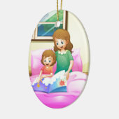 Een moeder leest met haar dochter keramisch ornament (Links)