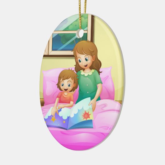 Een moeder leest met haar dochter keramisch ornament (Links)