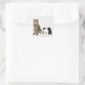 Een moeder met haar vier kittens die samen zitten vierkante sticker (Tas)
