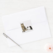 Een moeder met haar vier kittens die samen zitten vierkante sticker (Envelop)