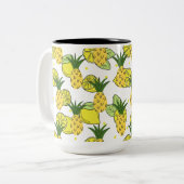 Een mok gevuld met de schoonheid van fruit en een (Voorkant links)