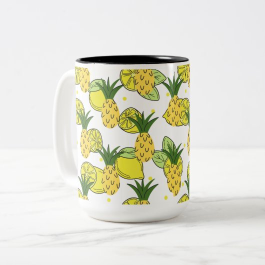 Een mok gevuld met de schoonheid van fruit en een (Voorkant links)