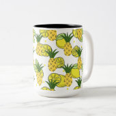 Een mok gevuld met de schoonheid van fruit en een (Voorkant rechts)