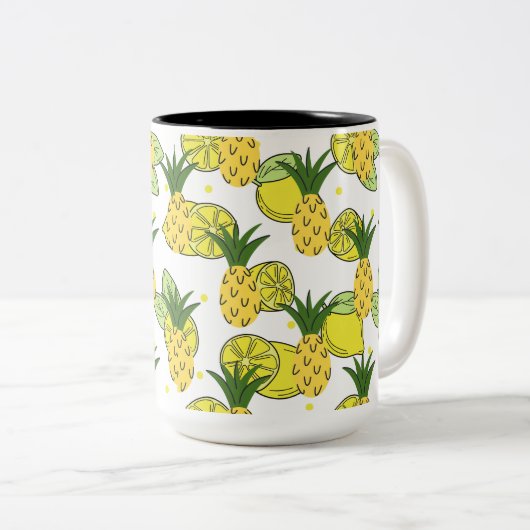 Een mok gevuld met de schoonheid van fruit en een (Voorkant rechts)