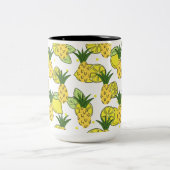 Een mok gevuld met de schoonheid van fruit en een (Center)