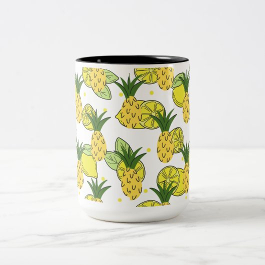 Een mok gevuld met de schoonheid van fruit en een (Center)