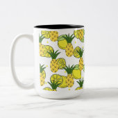 Een mok gevuld met de schoonheid van fruit en een (Links)